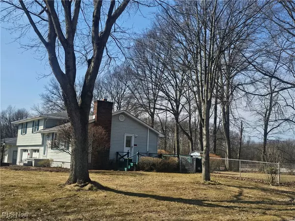 Warren, OH 44483,824 Pleasant DR NW
