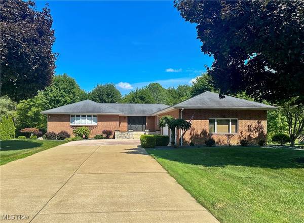 365 Sunset DR, Brookfield, OH 44403