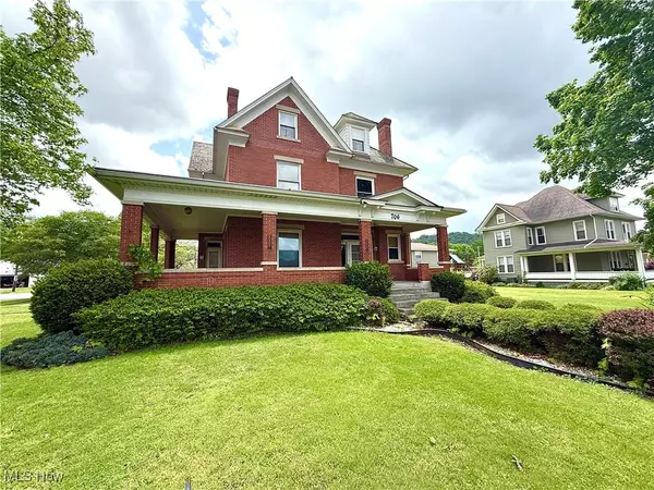 706 Dewey AVE, St Marys, WV 26170