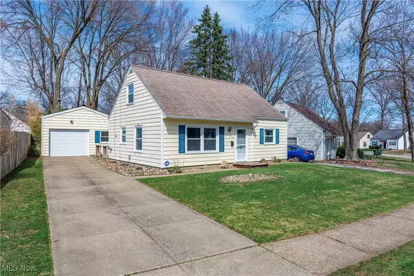 2130 Suncrest DR, Cuyahoga Falls, OH 44221