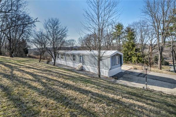 45595 Y And O RD, Wellsville, OH 43968