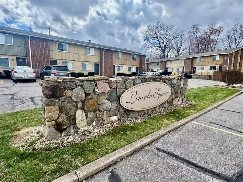 300 Lincoln ST SW, Hartville, OH 44632