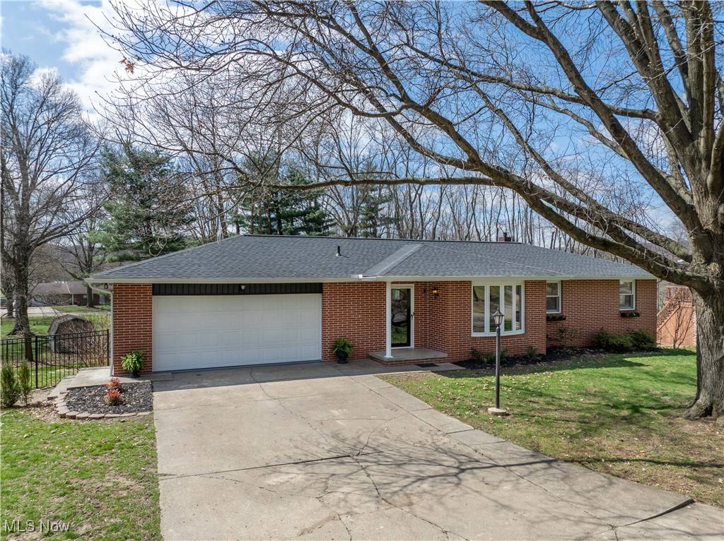 430 Springbrook DR SW, New Philadelphia, OH 44663