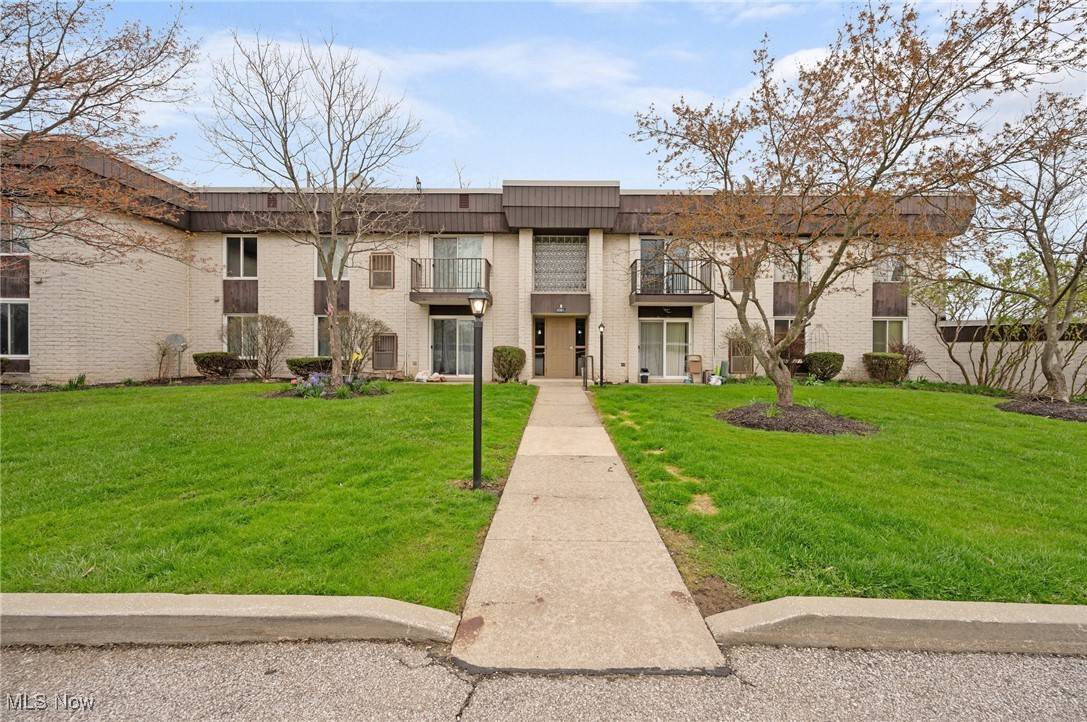8381 N Akins RD ##H2, North Royalton, OH 44133