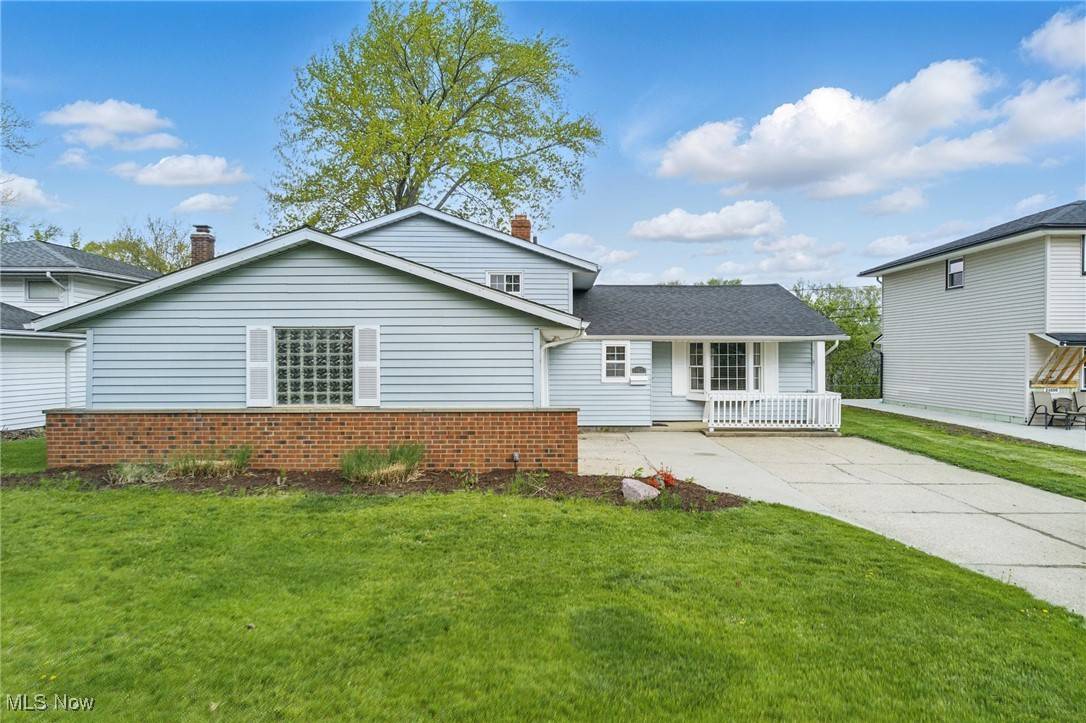 24822 Deerfield DR, North Olmsted, OH 44070