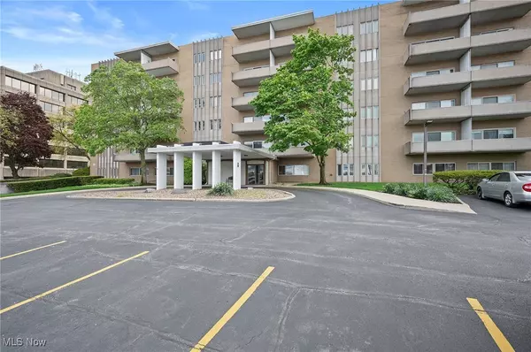 Rocky River, OH 44116,3167 Linden RD #610