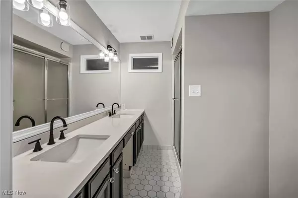 Shaker Heights, OH 44122,23580 Shaker BLVD