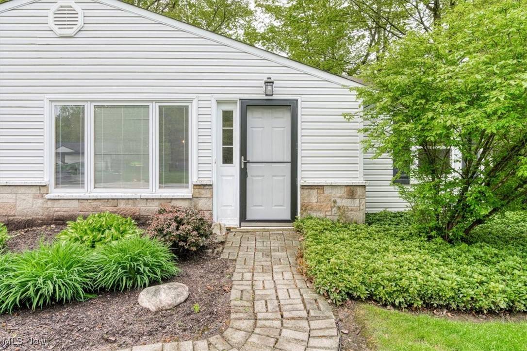 Chagrin Falls, OH 44022,302 Hazelwood DR