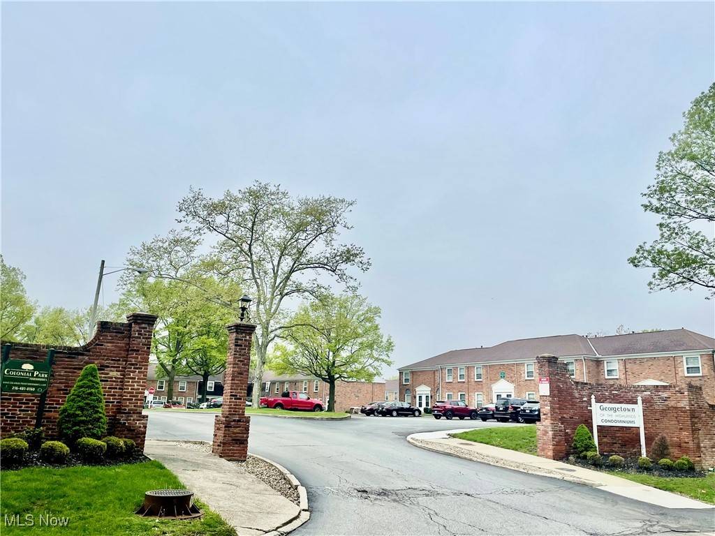 13 Charleston SQ, Euclid, OH 44143