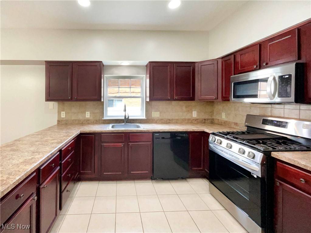 North Olmsted, OH 44070,24232 Moonlight DR