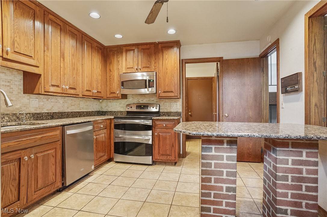 Howland, OH 44484,285 North RD NE