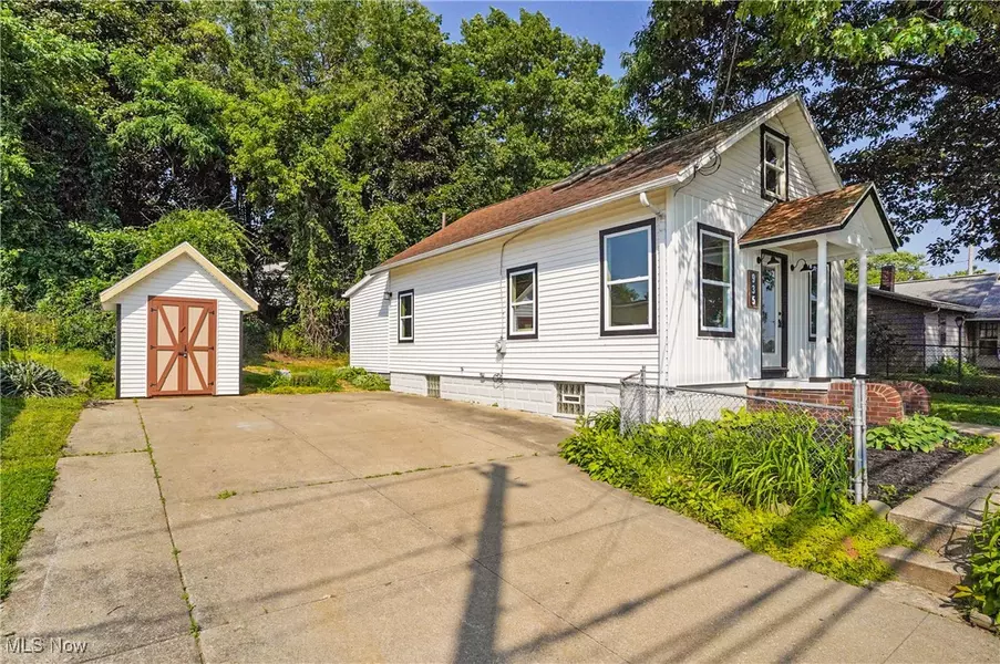 935 Portage Lakes DR, OH 44319