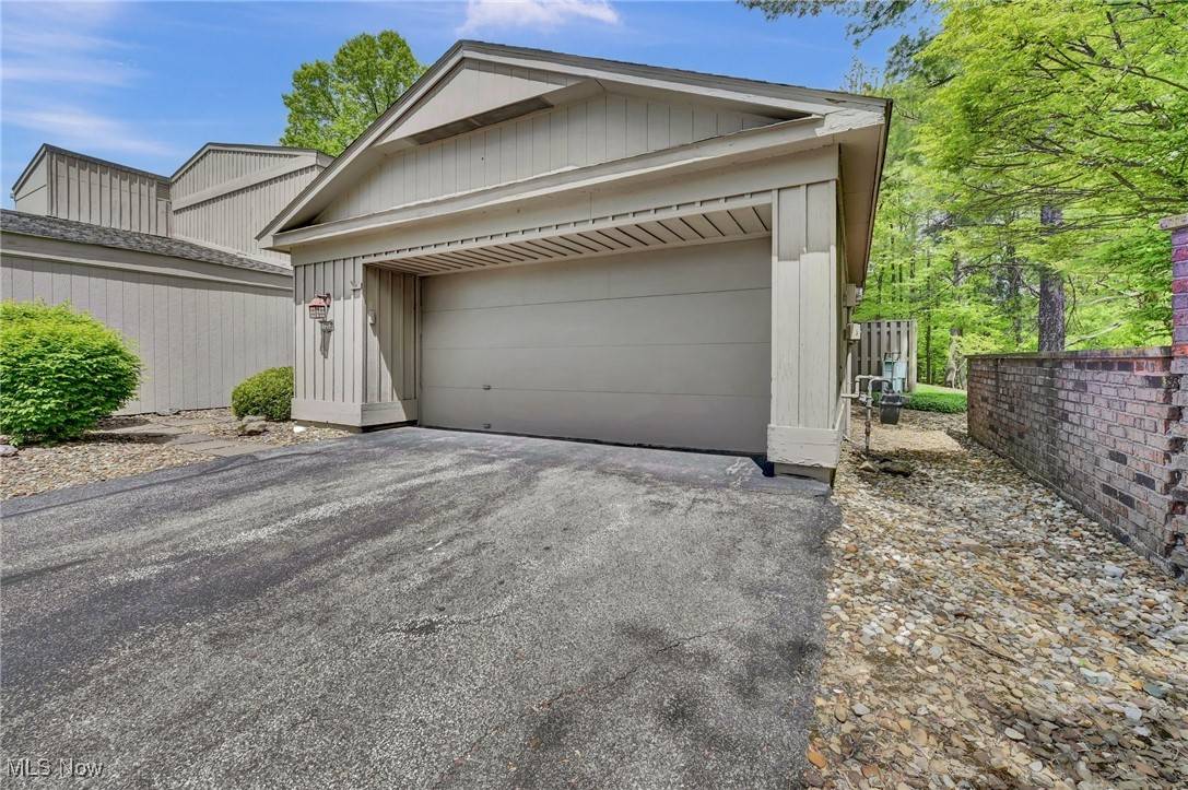 17252 Akita CT, Strongsville, OH 44136