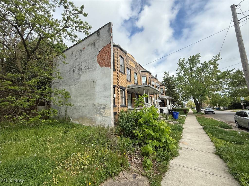 Cleveland, OH 44102,2108 W 98th ST