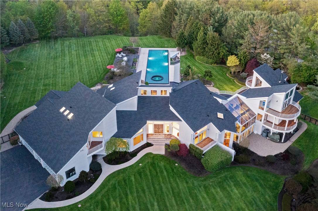 70 Basswood LN, Moreland Hills, OH 44022