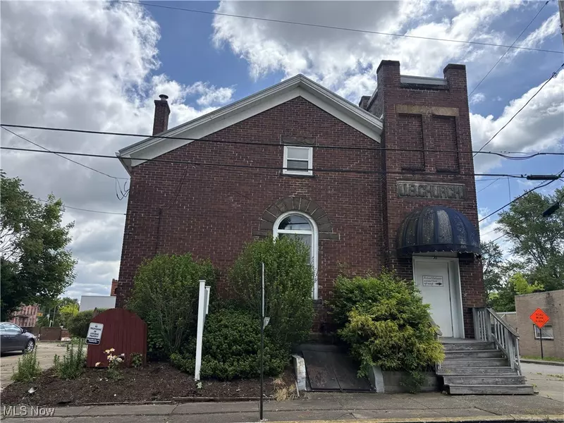 56 S Walnut ST, East Palestine, OH 44413