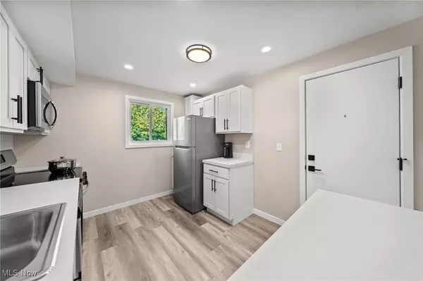Rocky River, OH 44116,21044 Southbend CIR #1