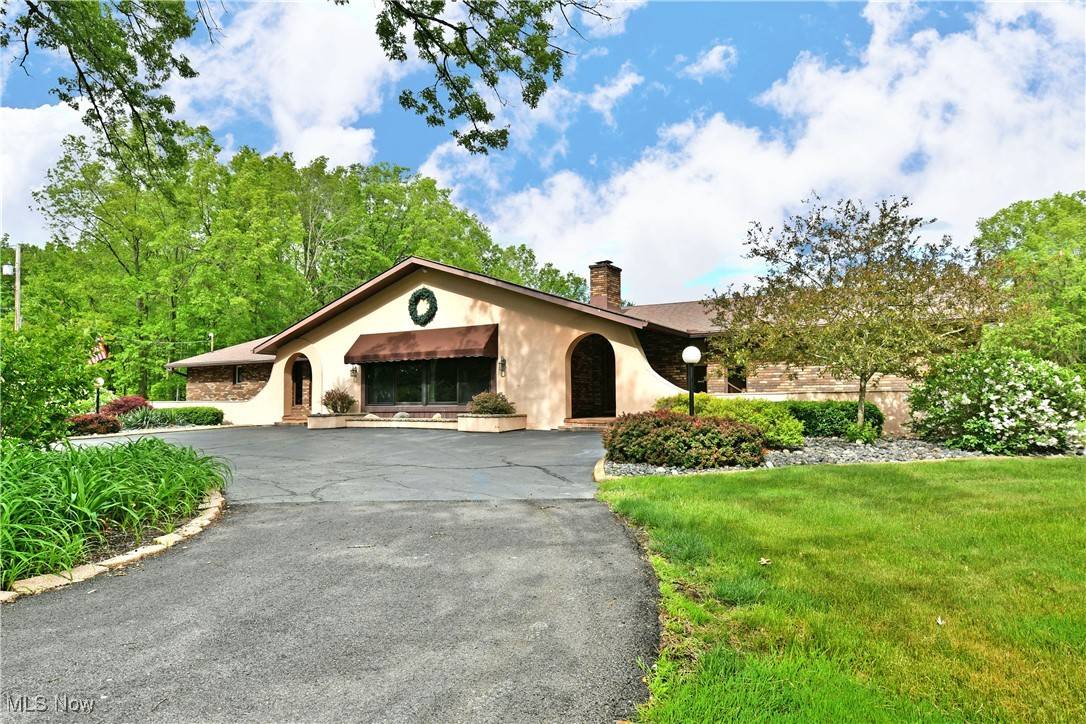 2942 Barclay Messerly RD, Southington, OH 44470