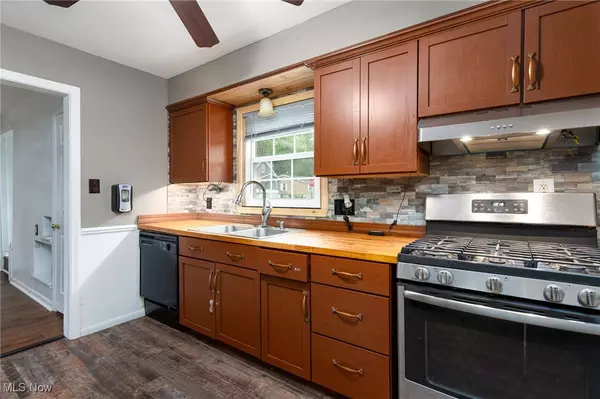 Cuyahoga Falls, OH 44221,1558 9th ST