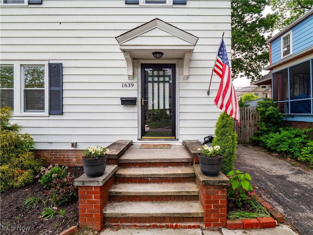 Lakewood, OH 44107,1639 Parkwood RD