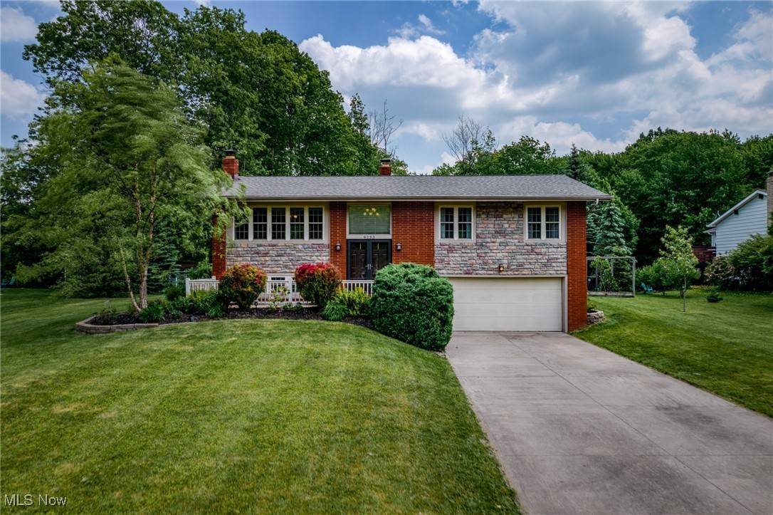 9233 Oxford TRL, Brecksville, OH 44141