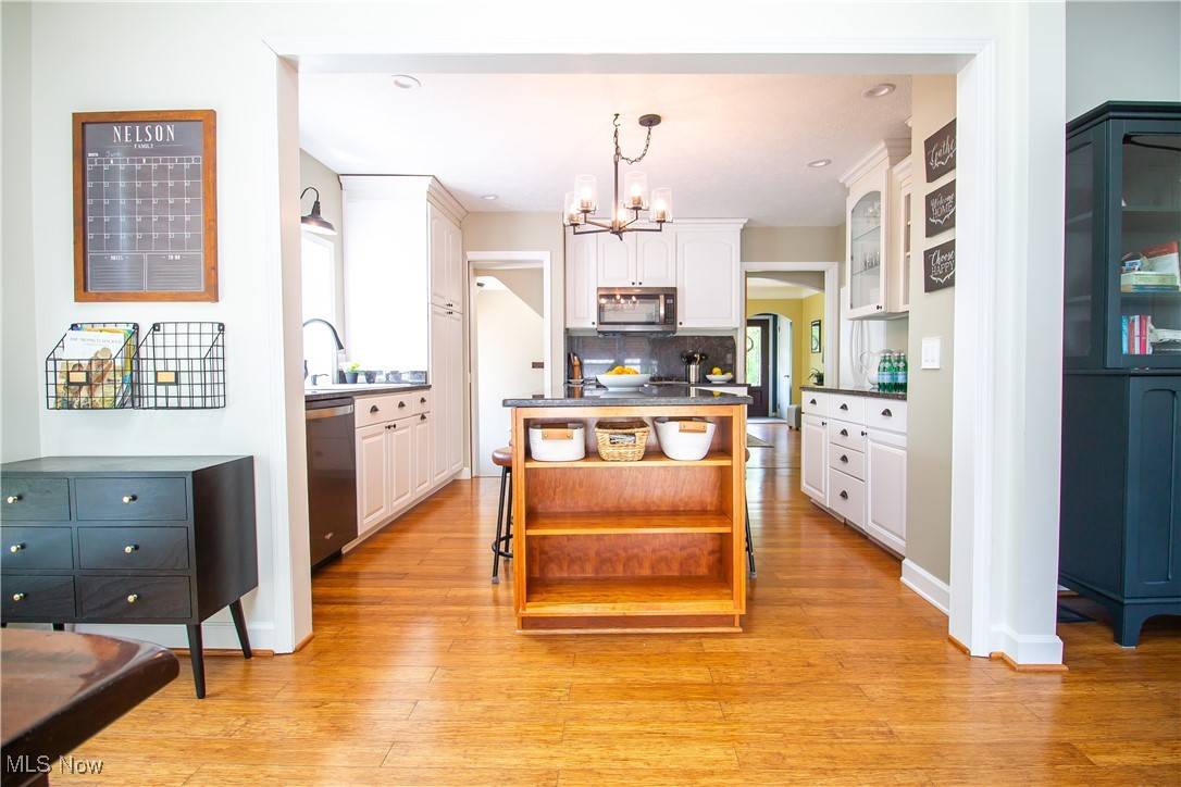 Bay Village, OH 44140,515 Parkside DR