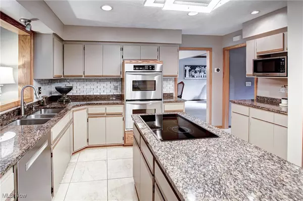 Hinckley, OH 44233,77 Carr RD
