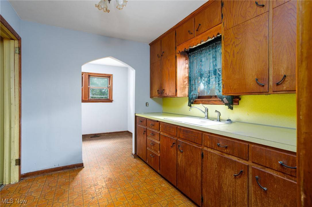 Akron, OH 44314,2489 Conrad AVE