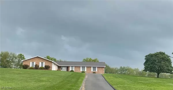 1056 Windsor DR, Mineral Wells, WV 26150