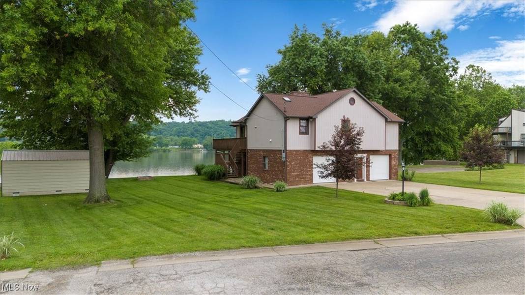 3 Anns DR, Vienna, WV 26105