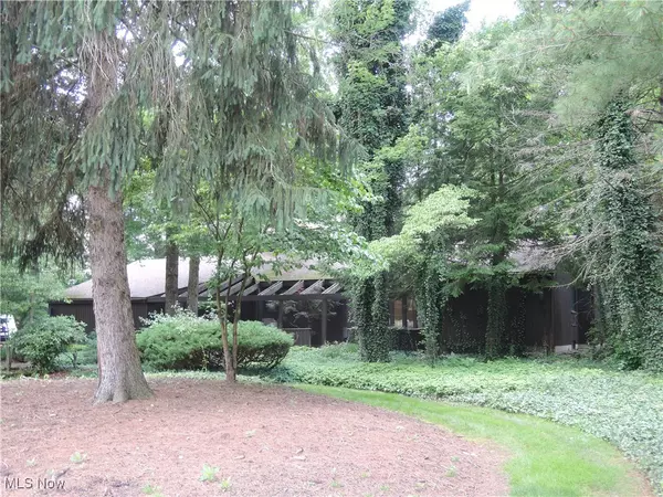 1979 Twin Oaks, Girard, OH 44420