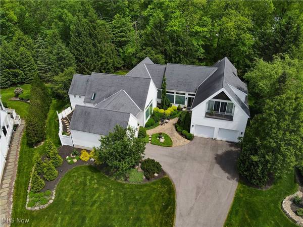 255 Bonnie LN, Aurora, OH 44202