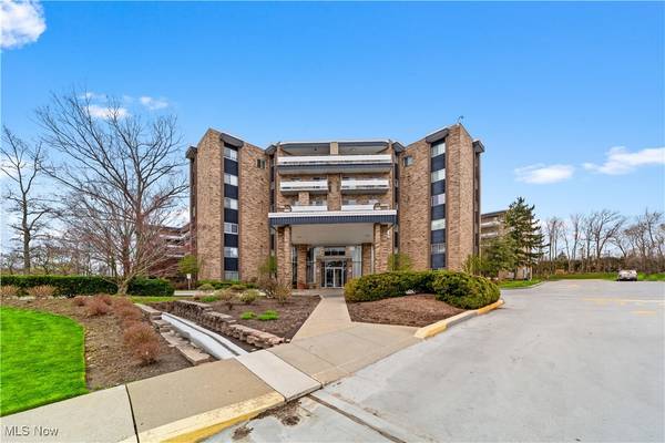 2112 Acacia Park DR #524, Lyndhurst, OH 44124