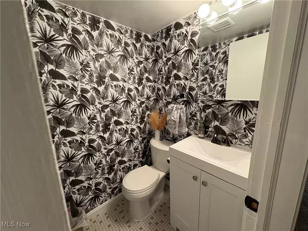 Brecksville, OH 44141,7010 Carriage Hill DR #104