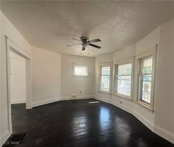 Cleveland, OH 44108,9406 Columbia AVE