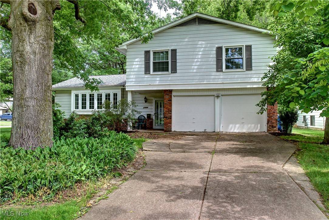 North Olmsted, OH 44070,27008 Sweetbriar DR