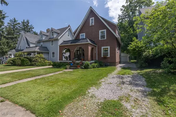 Cleveland Heights, OH 44121,927 Roanoke RD