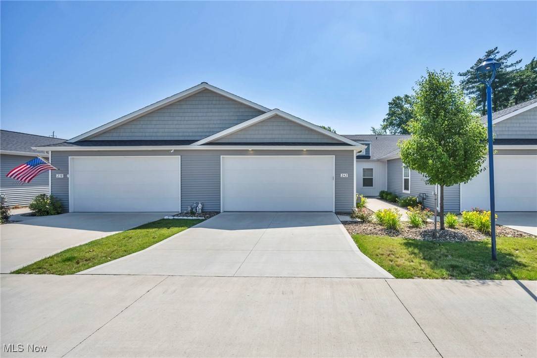 242 Oak Tree LN, Elyria, OH 44035