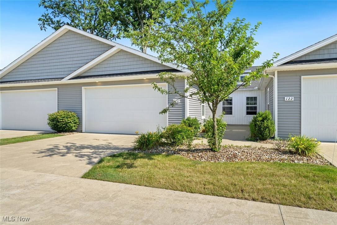 118 Fallen Oak LN, Elyria, OH 44035