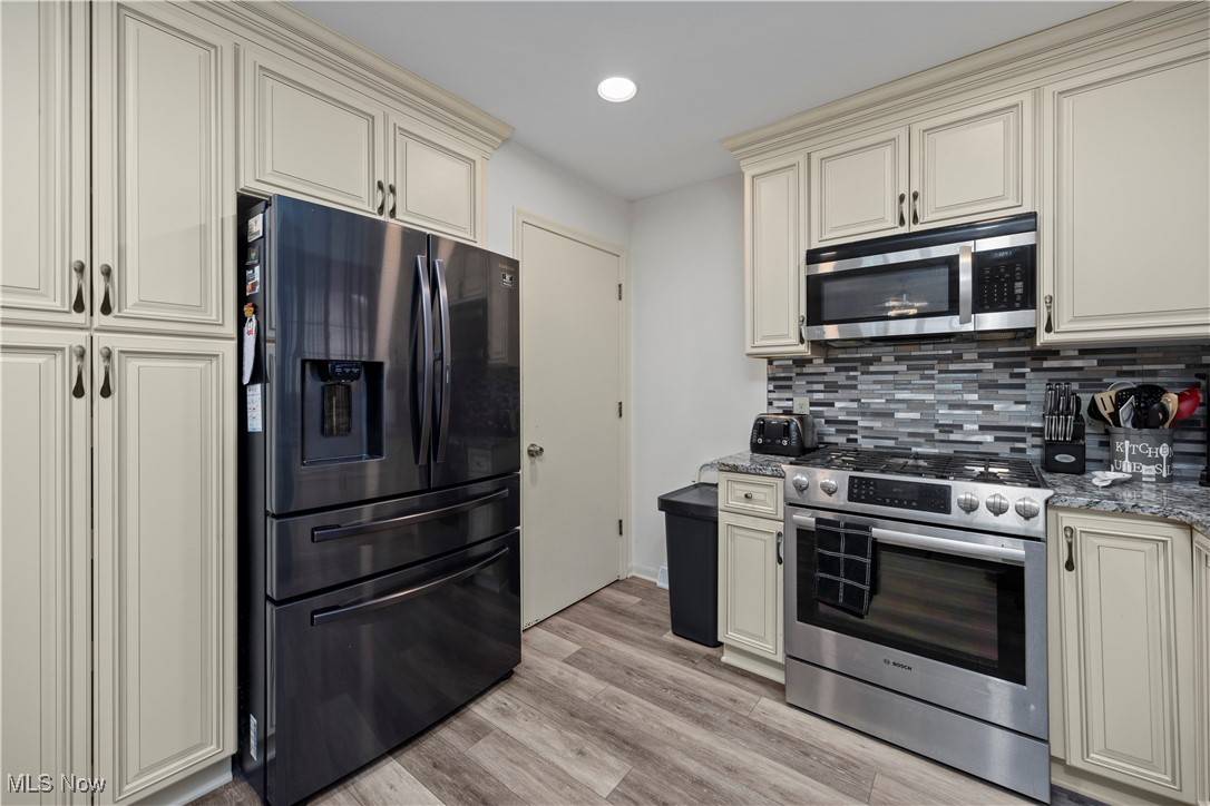 Lorain, OH 44052,905 Red Hill DR
