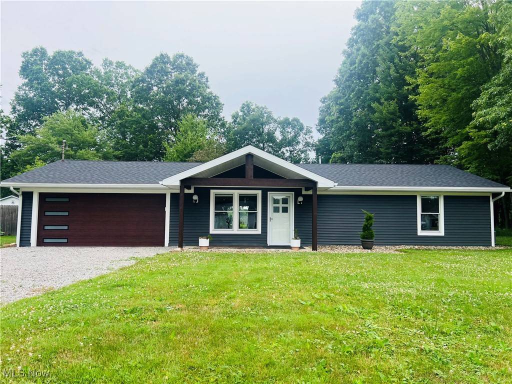 18077 Hillcrest DR, Lake Milton, OH 44429