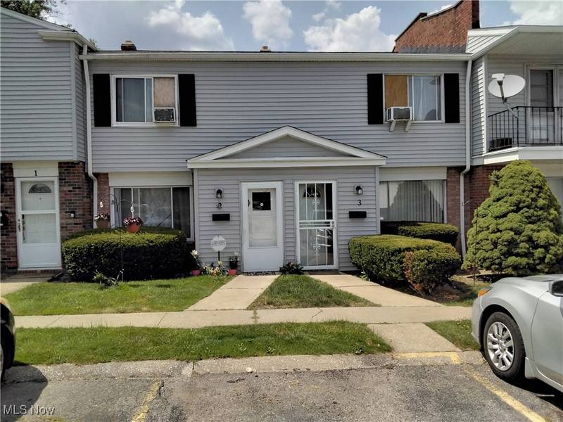 4674 Country LN, Warrensville Heights, OH 44128