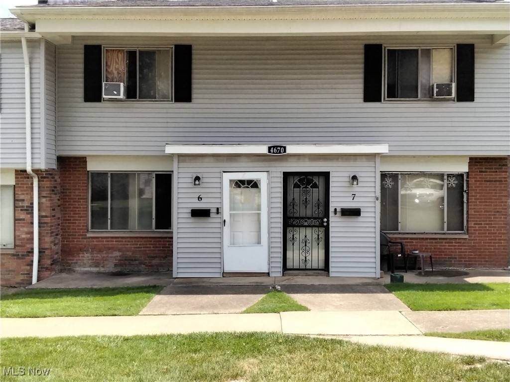 4670 Country LN, Warrensville Heights, OH 44128