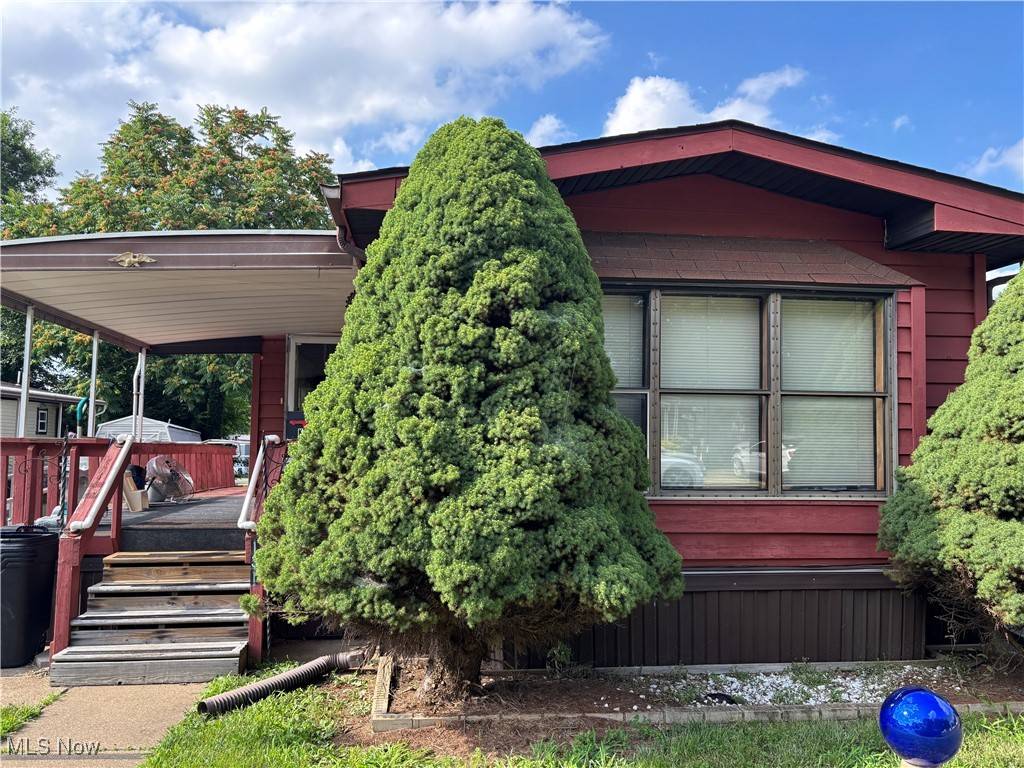 131 Coral Key DR SE, New Philadelphia, OH 44643