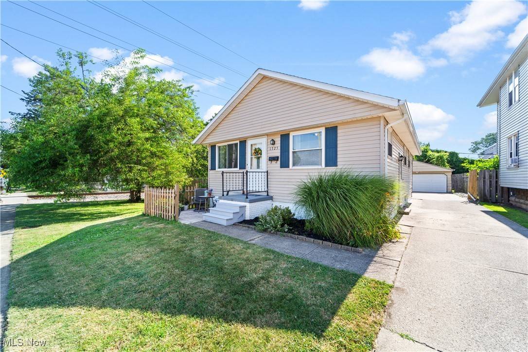 Lakewood, OH 44107,1325 Thoreau RD