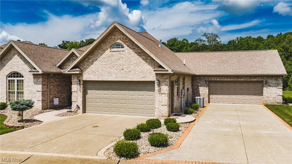 56 Wyndemere WAY, Parkersburg, WV 26105