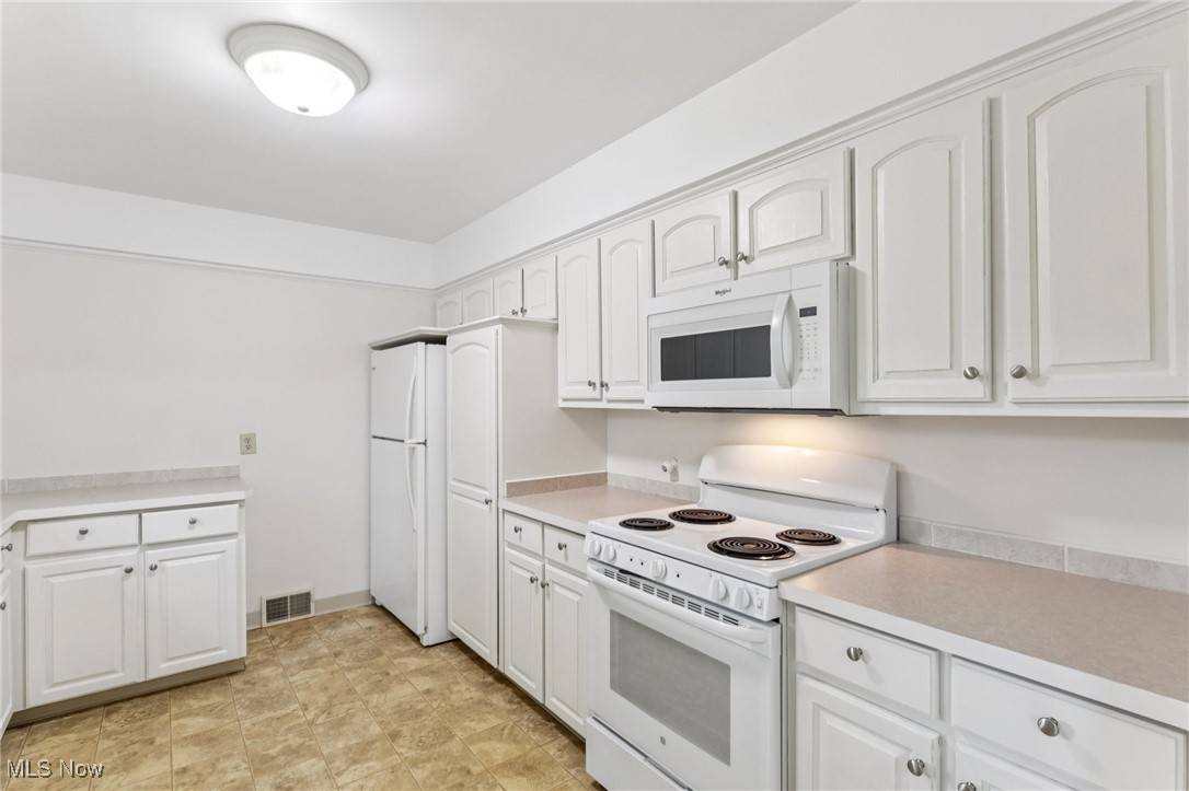 Akron, OH 44313,1085 Winhurst DR