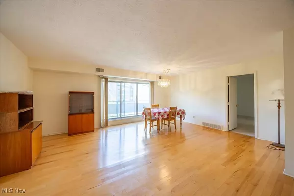 Lyndhurst, OH 44124,2202 Acacia Park DR #2420