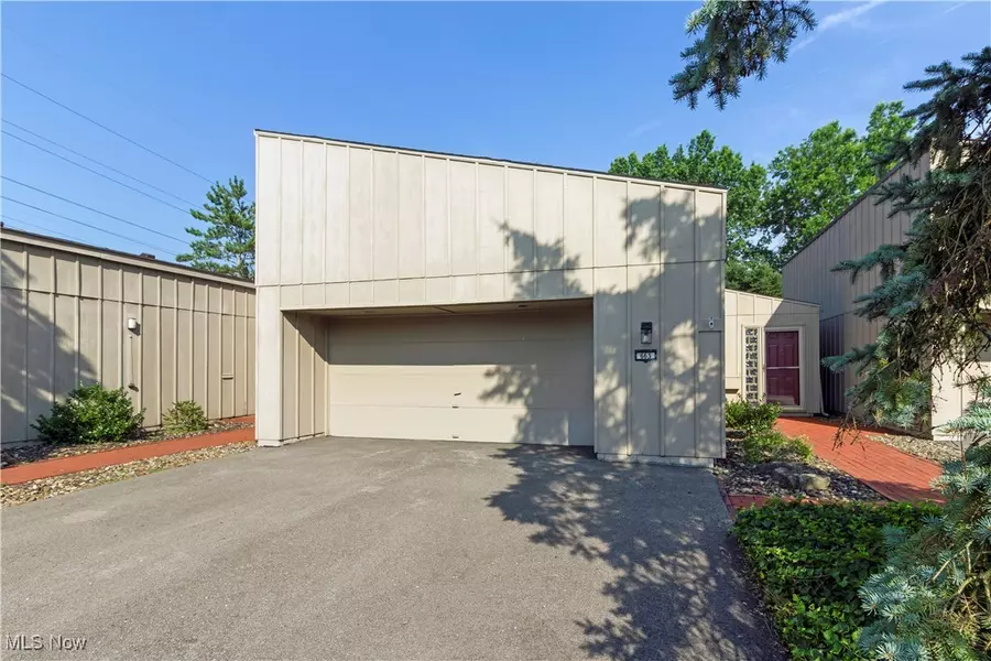 663 Sonora CT, Berea, OH 44017