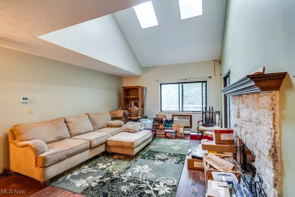 Cuyahoga Falls, OH 44223,582 Meredith LN